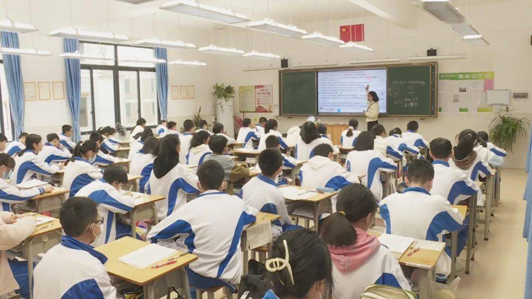 新兴县河头中学图片