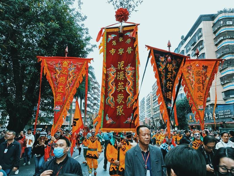 旅客逃星般狂热的潮汕英歌，是年轻人鞭策传统民俗的规范