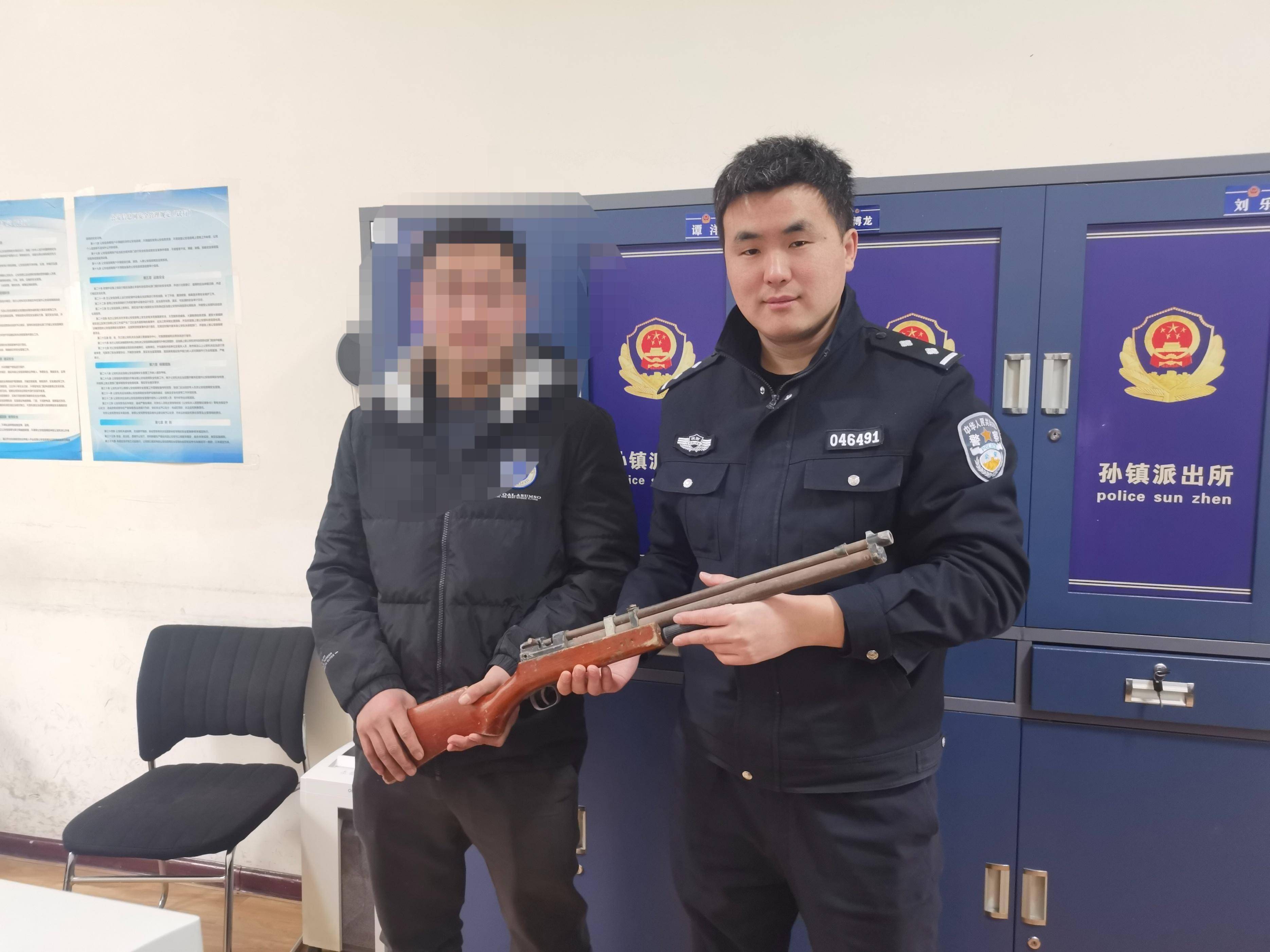 先生来到孙镇派出所,称过年期间在老丈人家走亲戚的时候发现了1把土枪