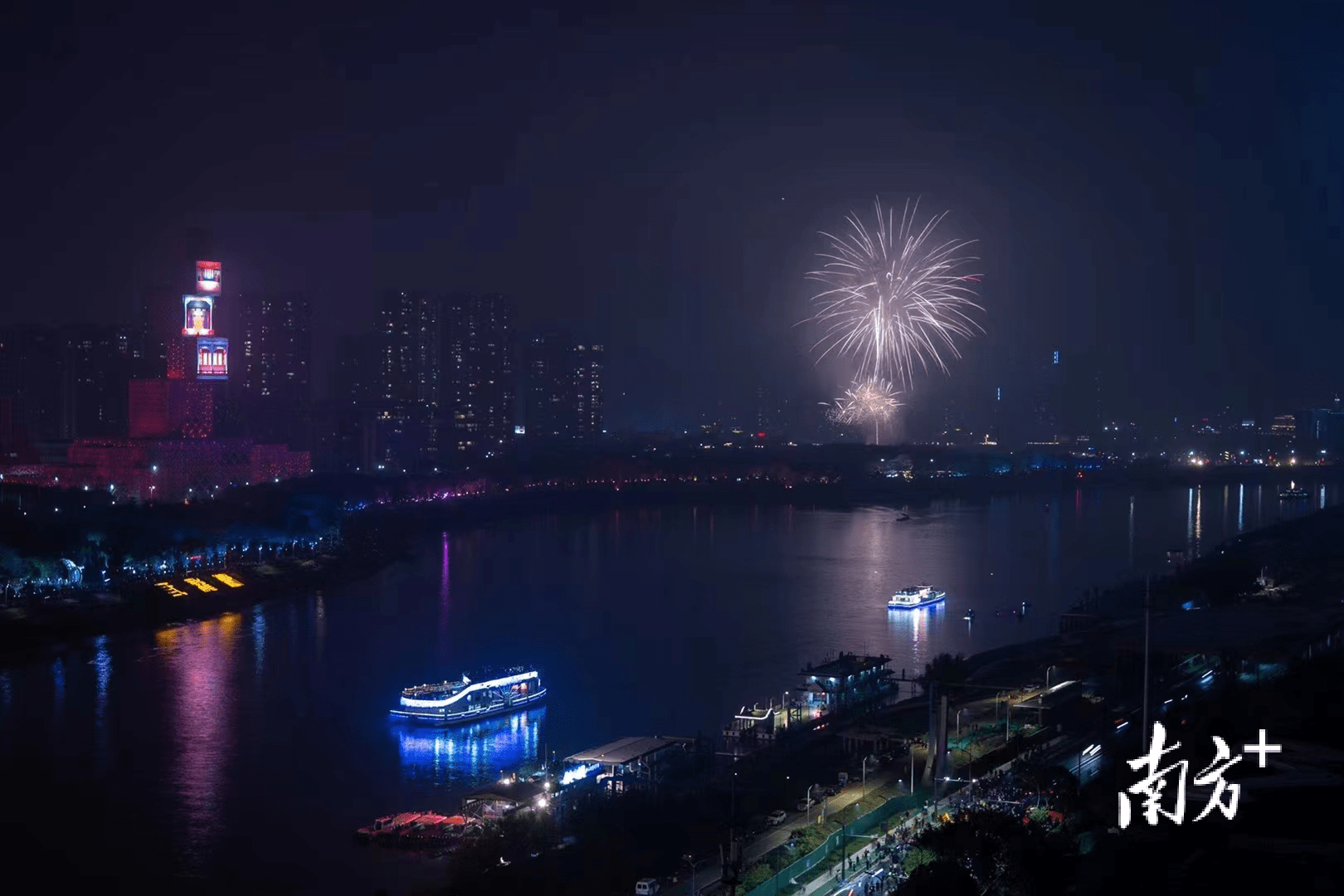 登游船看烟花，三龙湾那趟烟花航班你坐了吗？