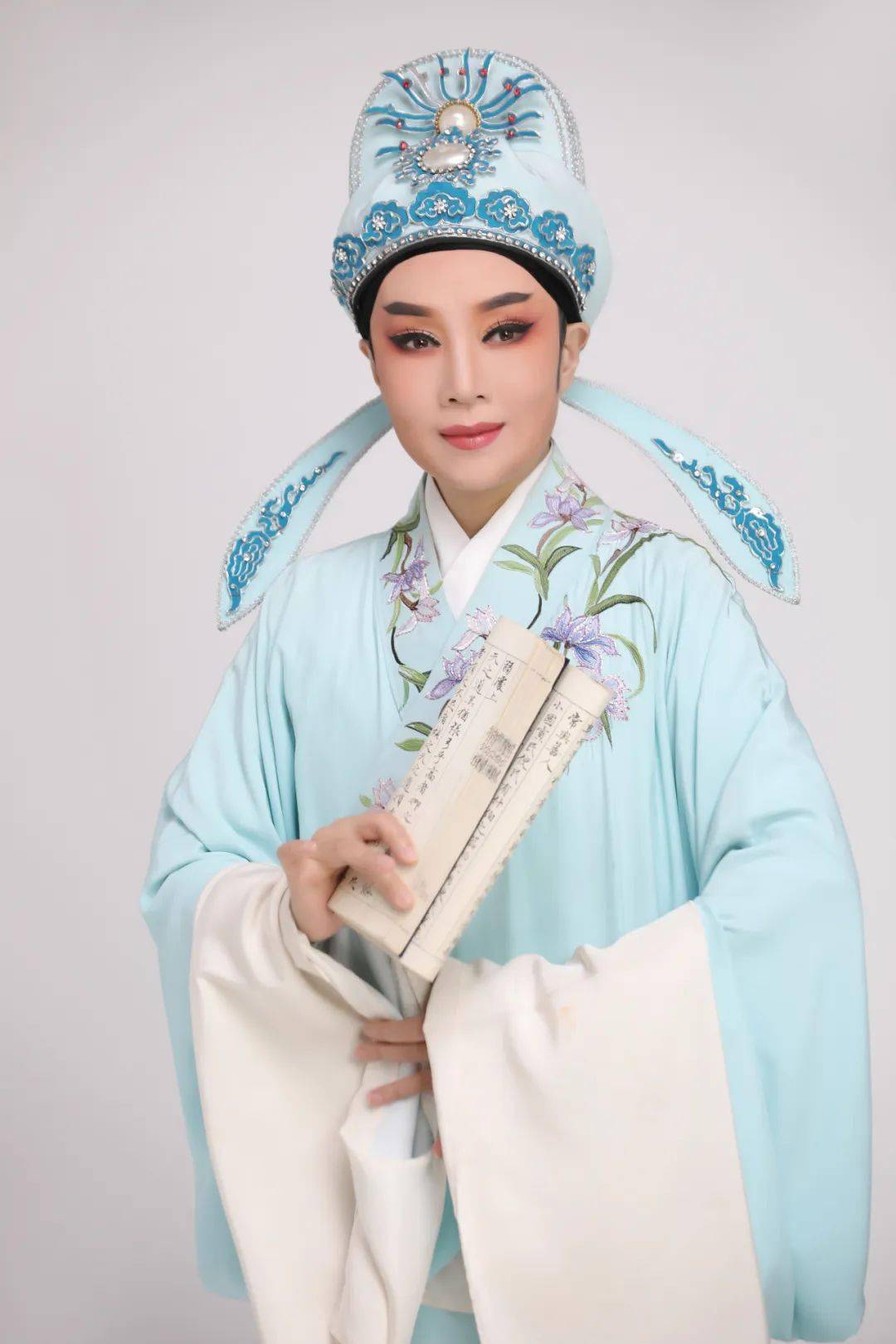 左右滑动查看演员定妆照→经典越剧《碧玉簪》优美动人,感人以形