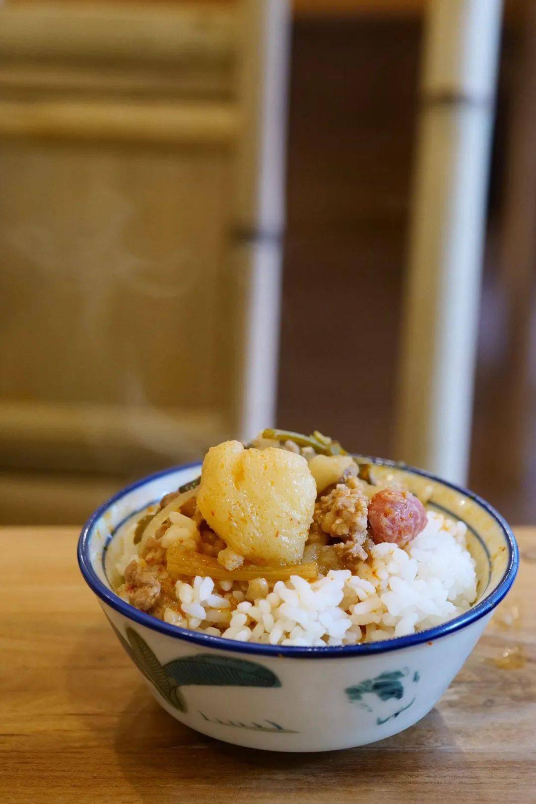 用筷子把米凉粉夺烂,性情憨厚的米豆腐把肉菜各种味道一吸,久煮的各种