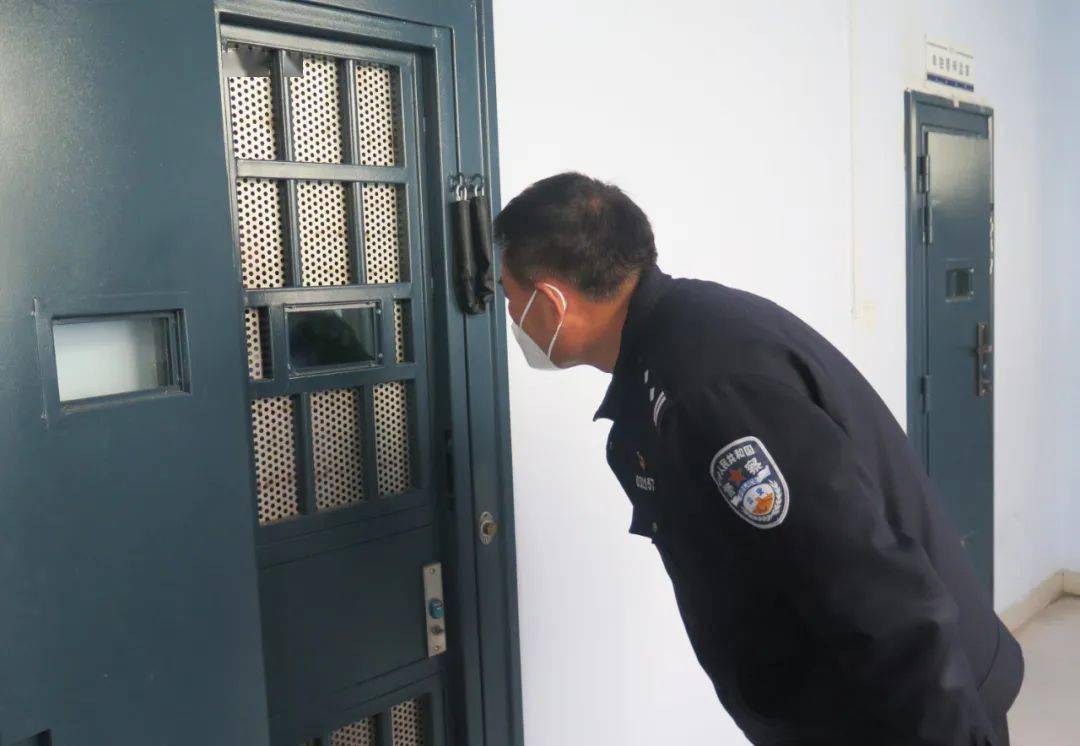 很多人对看守所的第一印象,是电网笼罩的高墙,是冰冷坚硬的铁窗,是