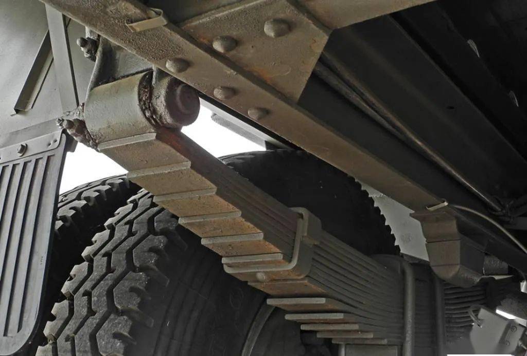 多片簧钢板减震边梁式车架左侧有排气管,右侧则是油箱.