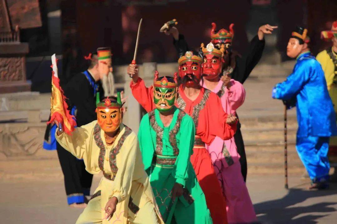 傩舞"考兵"以摇头,拧身,蹲颤,绕腕,踏跳等为主题动作,伴以吆喝之声