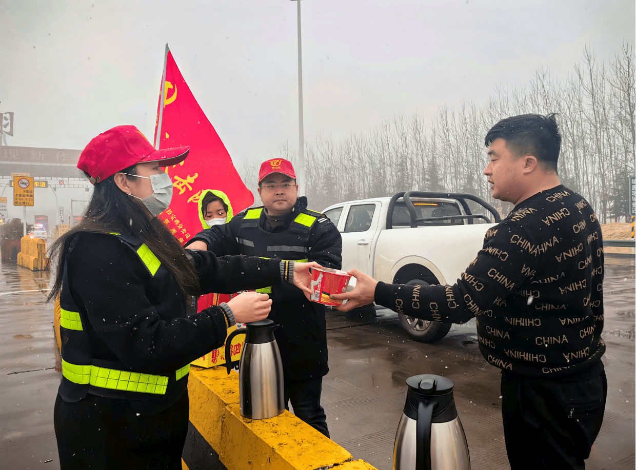 战严寒 斗风雪！奋力清雪保通顺 守护安然出行