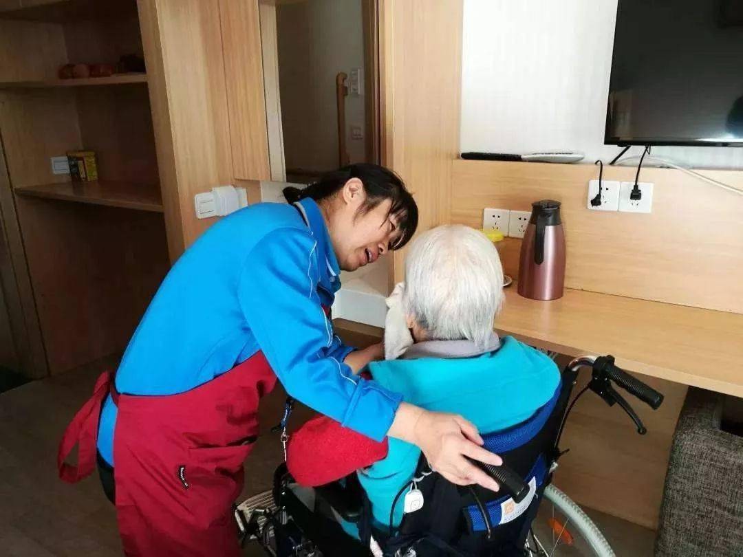 020802【养老护理】养老护理员在照护老人时,如何做到自我保护?