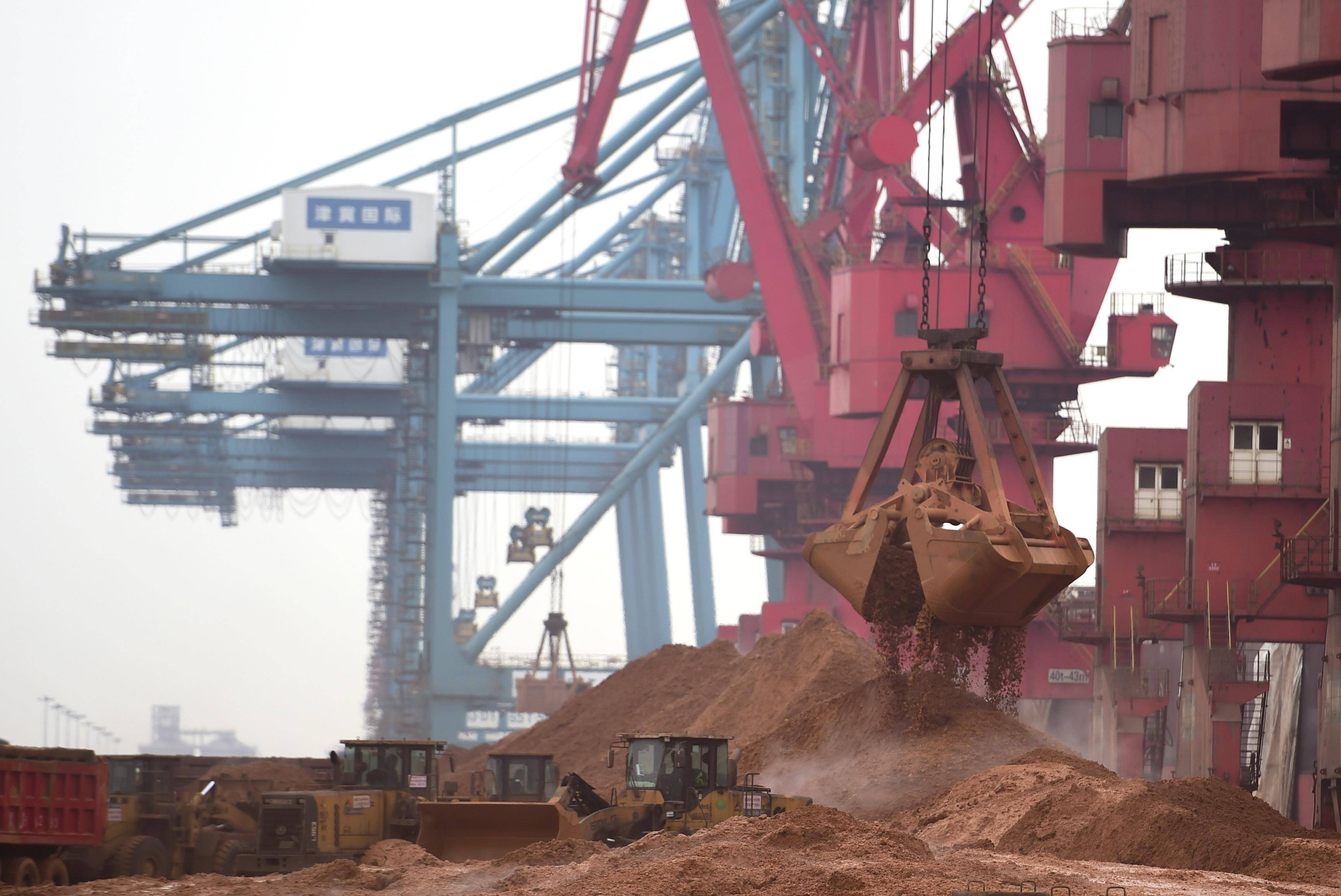 2月9日,卸船机在黄骅港矿石码头卸载铁矿粉.