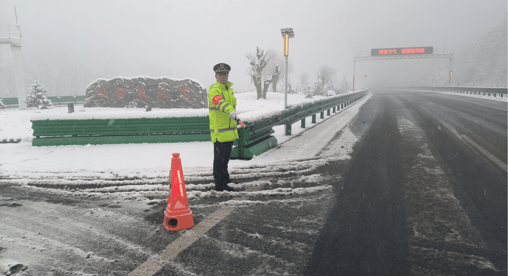 战严寒 斗风雪！奋力清雪保通顺 守护安然出行