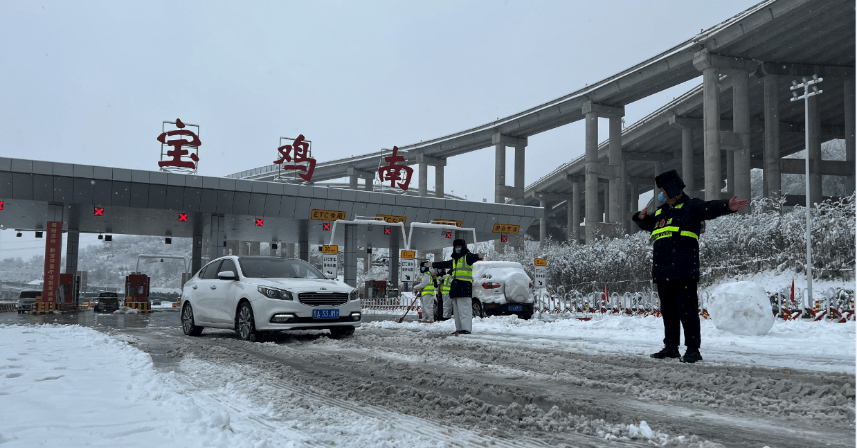 战严寒 斗风雪！奋力清雪保通顺 守护安然出行