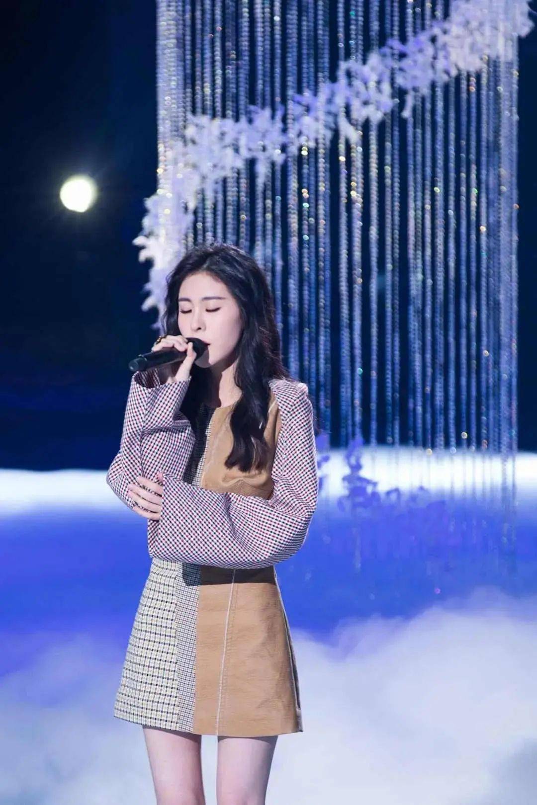 回国后的张碧晨参加了浙江卫视歌唱选秀节目《中国好声音第三季》,以