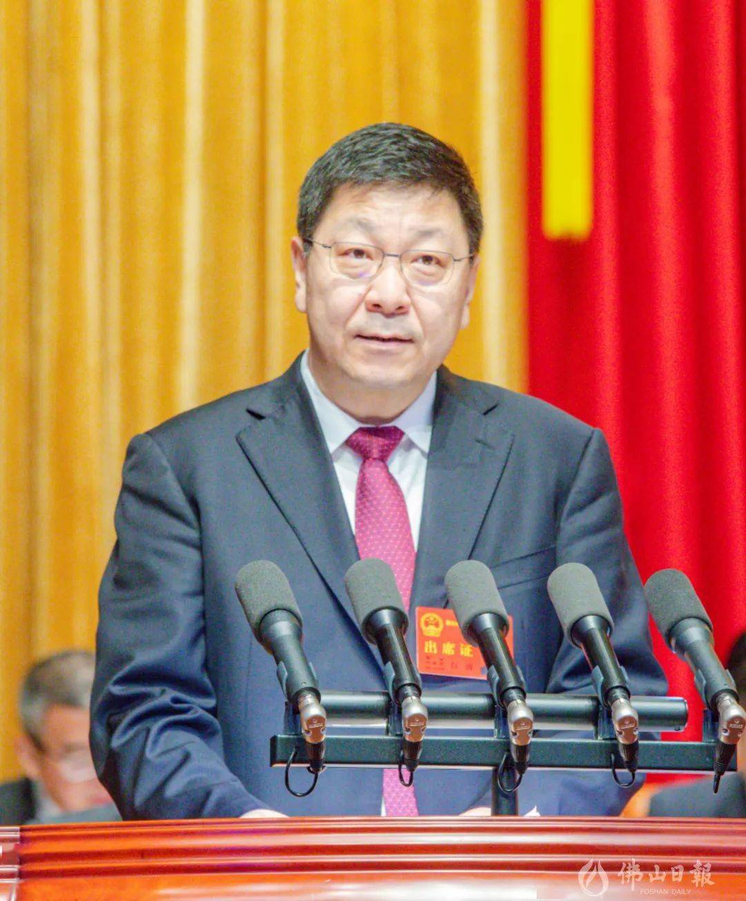 上午9时30分,胡钛宣布大会开幕,全体起立,高唱国歌.