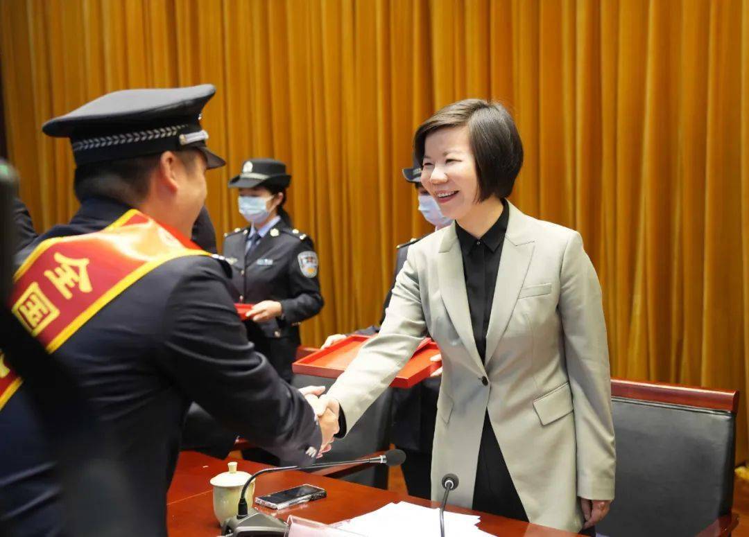 县委常委,常务副县长黄金锡宣读了《永嘉县人民政府关于给予县公安 