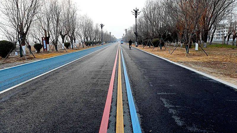 彩虹公路除具备超高的颜值外,它还起到以路引景,给景串线的作用