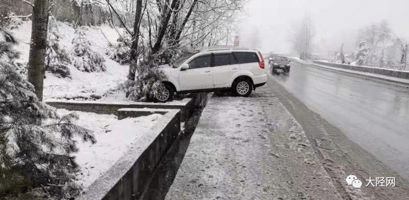 下雪出车祸的图片大全图片