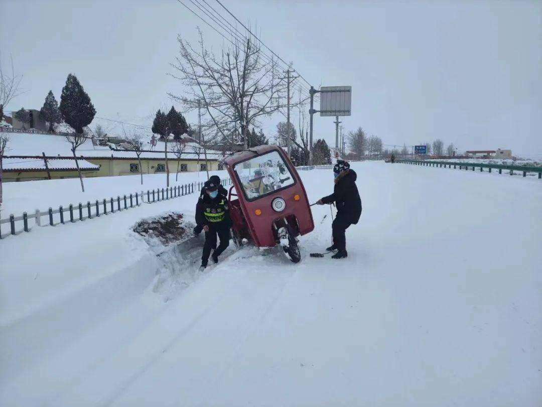 #实时路况# 靖远公安交警冰雪气候出行平安提醒