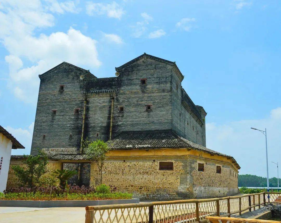 风情万种,别具韵味地址:韶关市始兴县顿岗镇周所村选陂古村落罗坝石笋