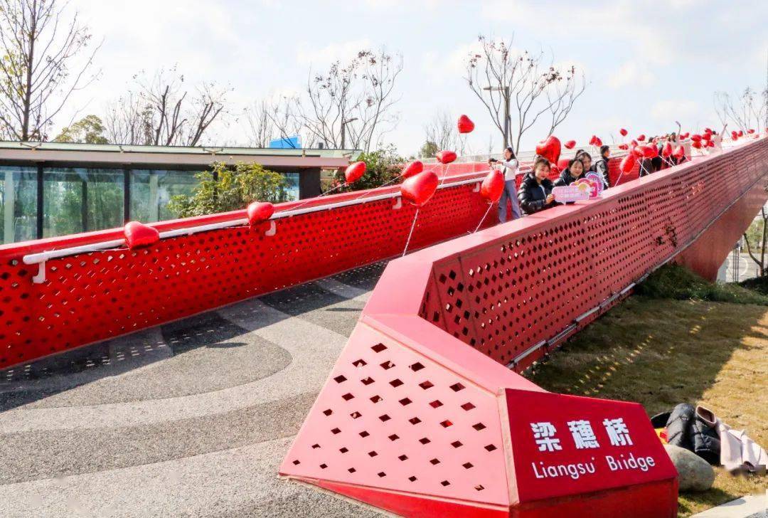 据了解,天府新区2月14日当天共有260对左右新人进行登记结婚,成功"