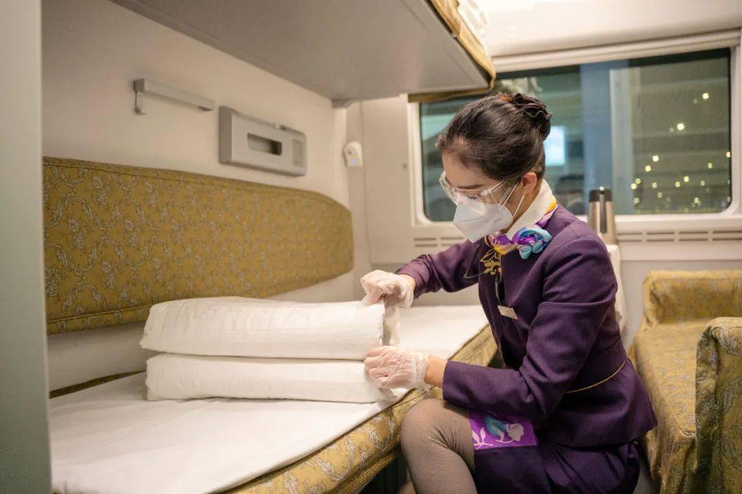 车和尾车为二等座车厢全列16节车厢crh1e为和谐号crh1型动车组动卧①