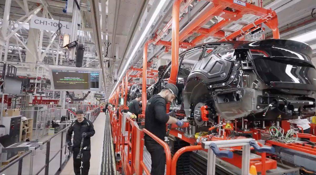 特斯拉展示柏林超级工厂内部生产视频 使用大量机械臂大幅提高了汽车的产量