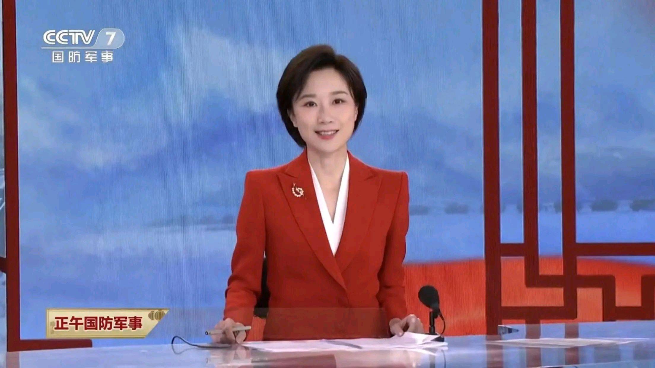 主持人大赛被淘汰的央视主播张楚雪,现在文能拿话筒武能开坦克