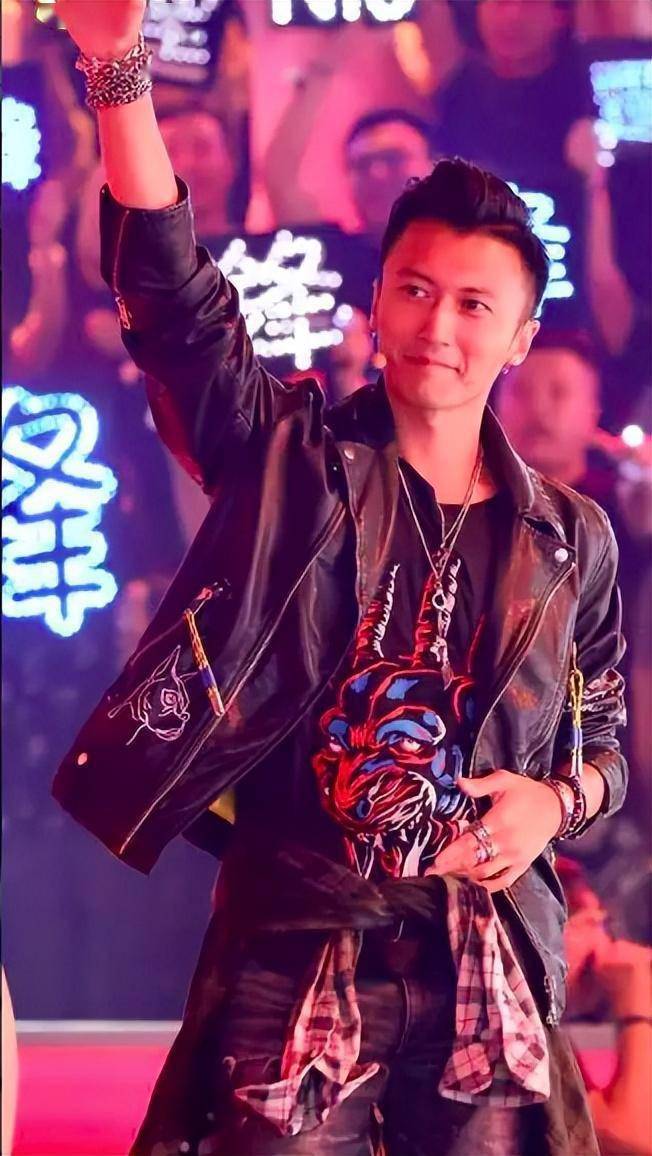 25岁粉丝滑雪偶遇谢霆锋,发文称其为叔叔,引发网友不满_照片_身材