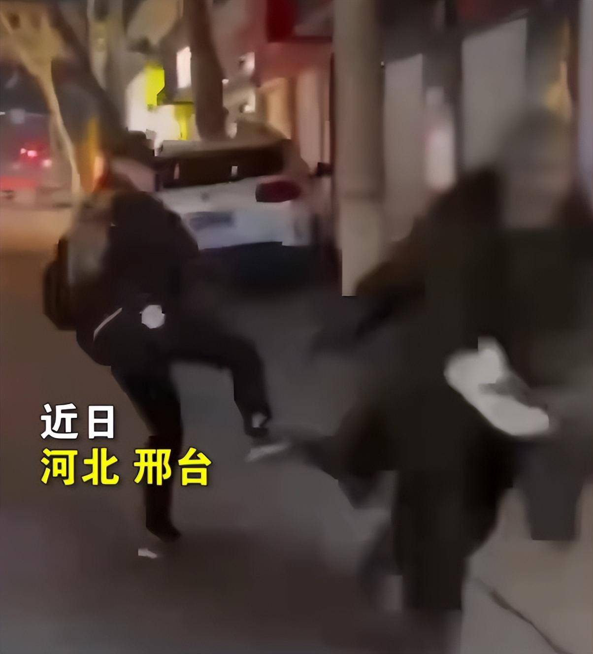原标题：3年轻人当街欺辱拾荒老人，背后跳起飞踹老人还拍视频取乐，警方：找到涉案3人，已下拘留通知