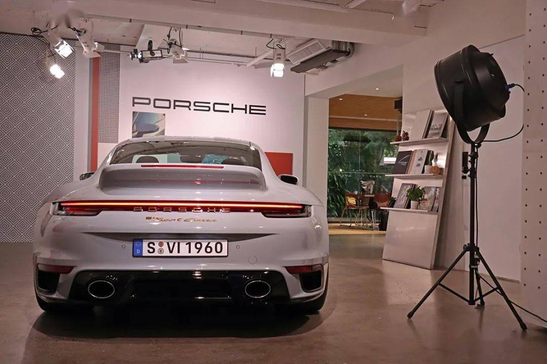 【经典之作】以金属跑格灰搭配经典鸭尾与千鸟格纹,porsche 911 sport