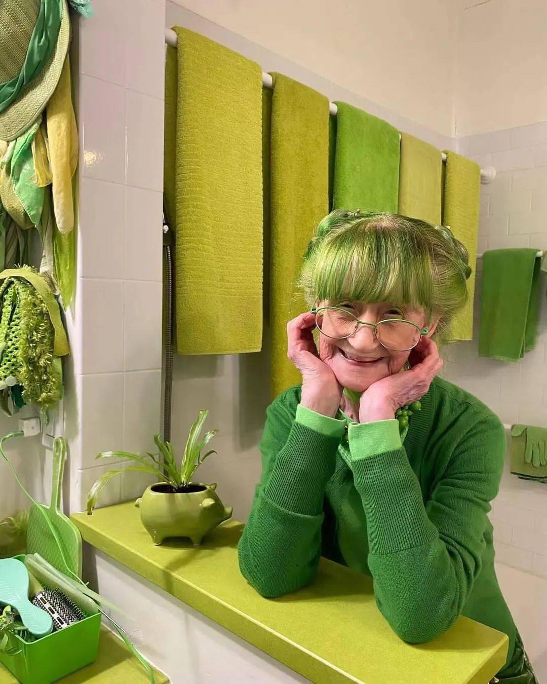 全球最火的网绿奶奶,染绿色头发,住绿色的家!