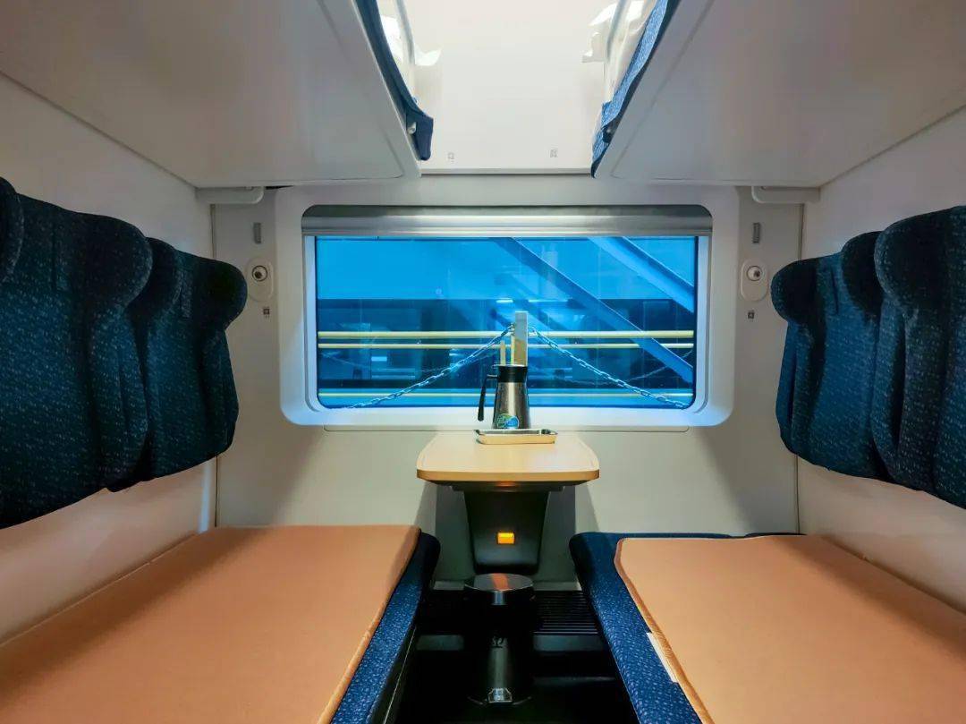 车厢9号车为餐车头车和尾车为二等座车厢全列16节车厢crh1e为和谐号cr