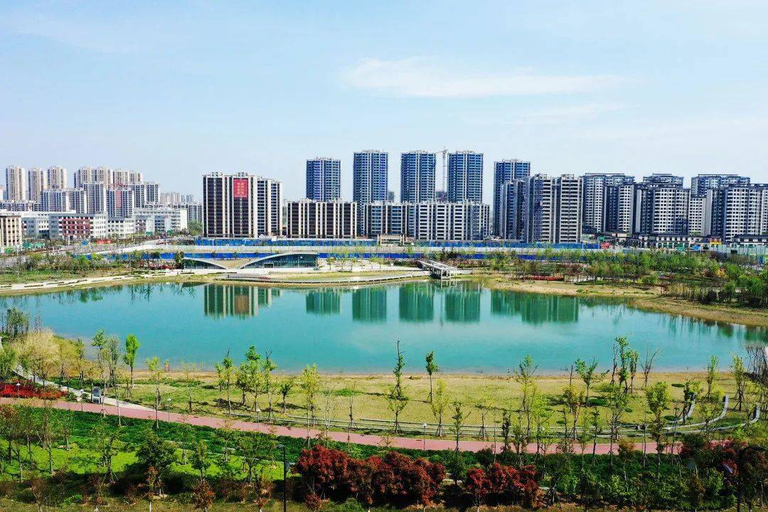 有一种青春活力,叫体育场♥在临泉,有一个中心,叫市民