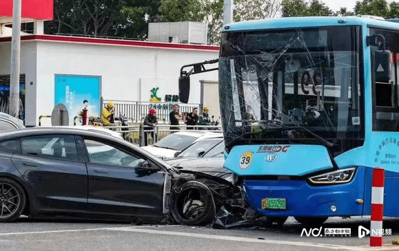 温州东莞再出碰撞事故，“狂飙”的特斯拉，究竟谁在开车？