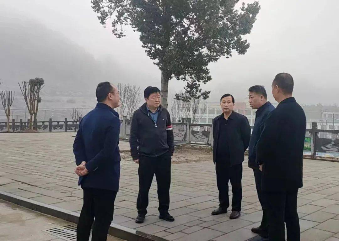 冉俊华在铜仁市第八中学巡视中小学教师业务考试考务工作