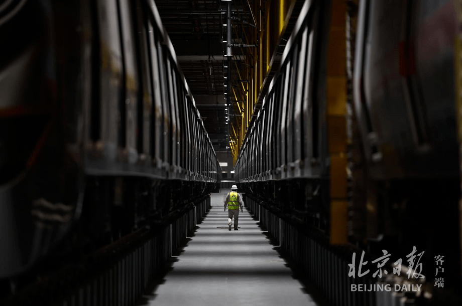 “地下北三环”工程加速推进!北京地铁12号线新车亮相_车辆_列车_车站