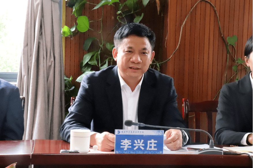 德宏师专副书记,校长杨明宏教授与盈江县人民政府副县长郞其生代表