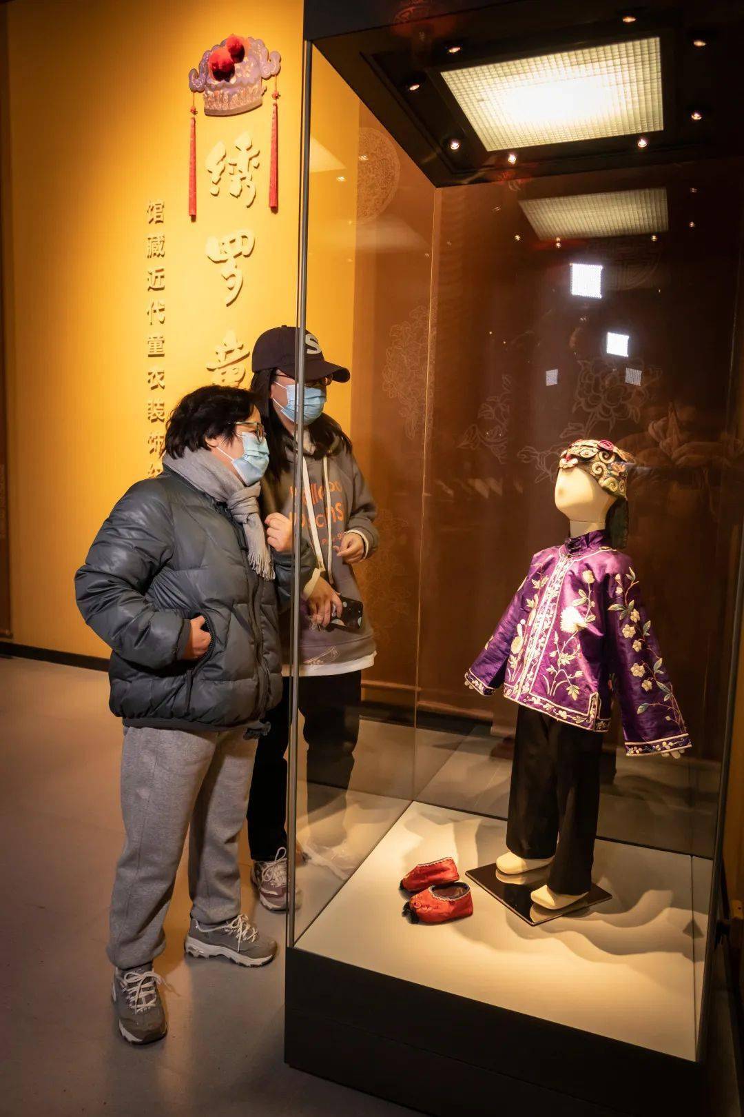 特别邀请了太原市公安局机关幼儿园的老师和小朋友们,在印有传统服饰