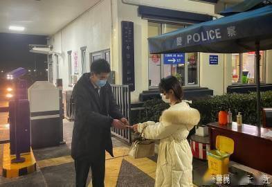 手机遗失网约车上，民警帮忙联络偿还