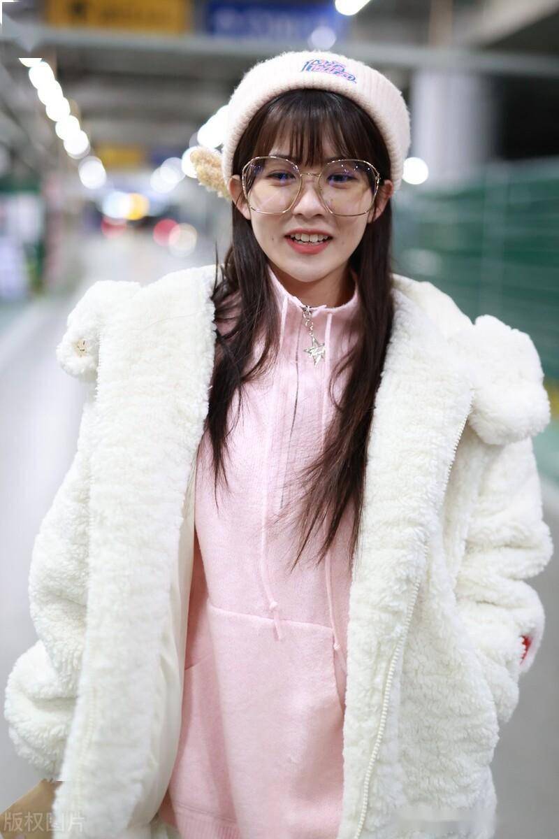 赖美云抵达北京机场,戴毛线帽穿粉色卫衣靓丽可爱