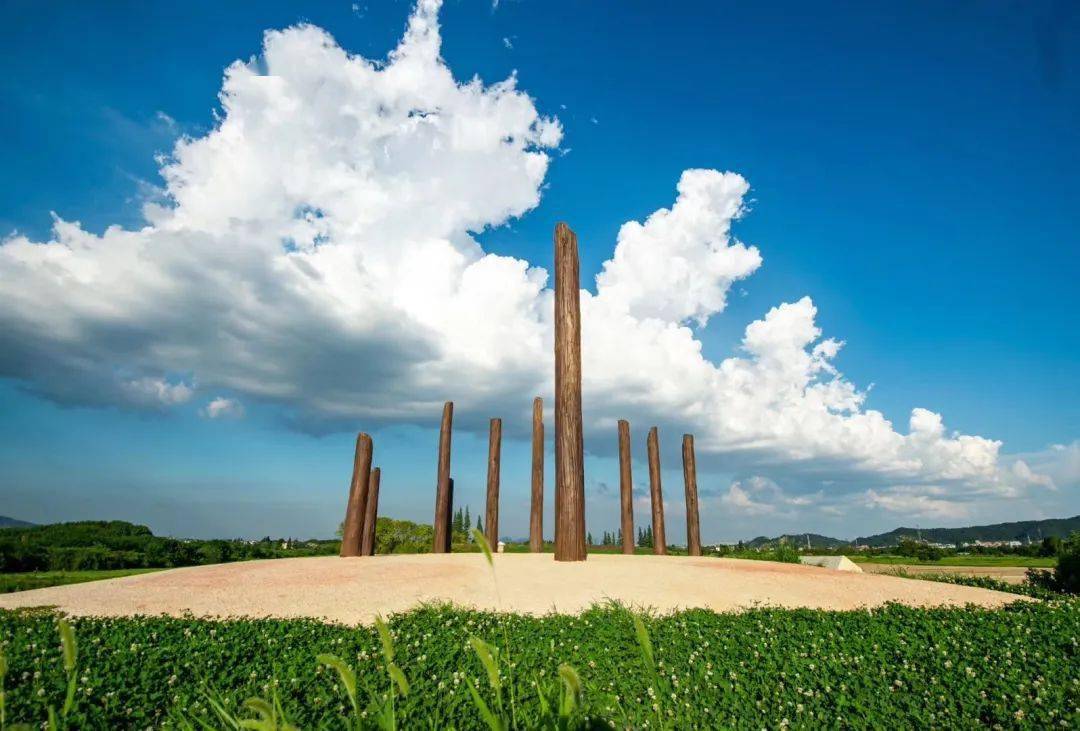 良渚遗址位于浙江省杭州市余杭区,保护区面积42平方公里,是良渚文化中