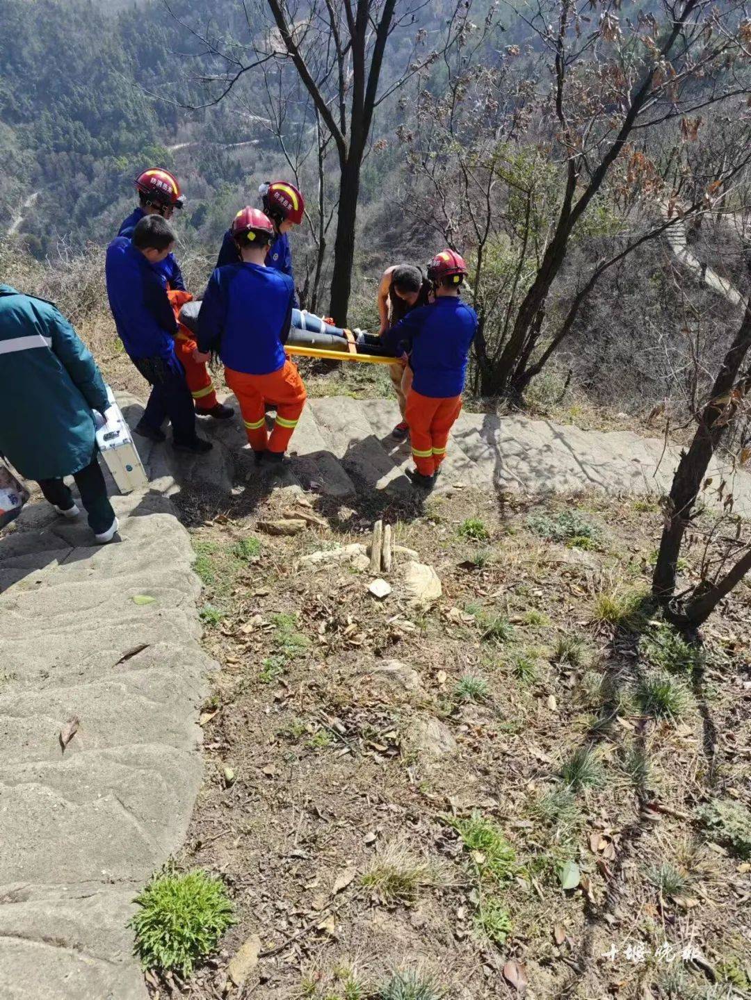 十堰医护、消防多人出动...爬山一小时后，找到她了！​