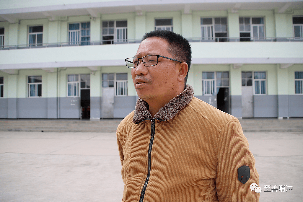 【哨冲镇民族中学校长 普有文】 学校开学第一课主要是以安全为主,做