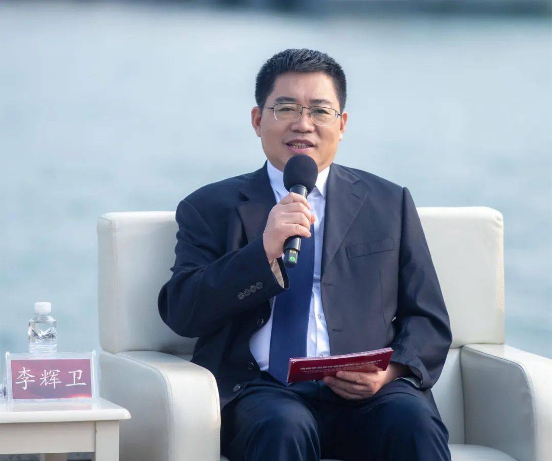 首先,有请省委宣讲团成员,省旅文厅党组副书记,厅长李辉卫先生就党的