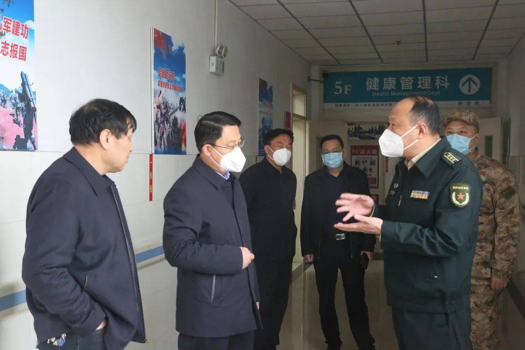2月22日上午,河南省临颍县县长李俊伟到县人民医院征兵体检站检查指导