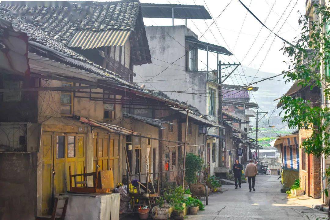 龙池镇位于峨眉山市西南部,系龙池,大为,龙门三个山区乡镇的中心集镇.