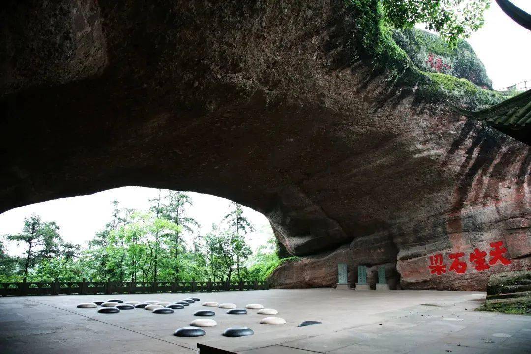 烂柯山临近城区,是浙江省重点名胜风景区,被誉为"围棋仙地".