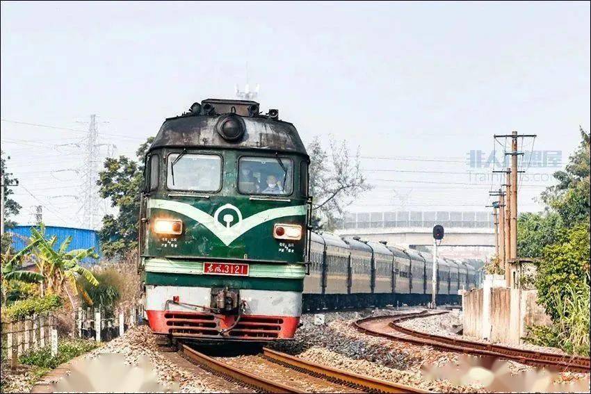 白山市花山镇.鸭大线.hxn5-2039牵引货列前往白山市站.