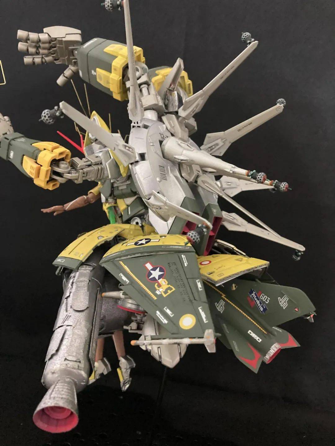 与吉恩号融为一体,会放电的宇宙"女鬼"?_拉拉辛_公众_高达