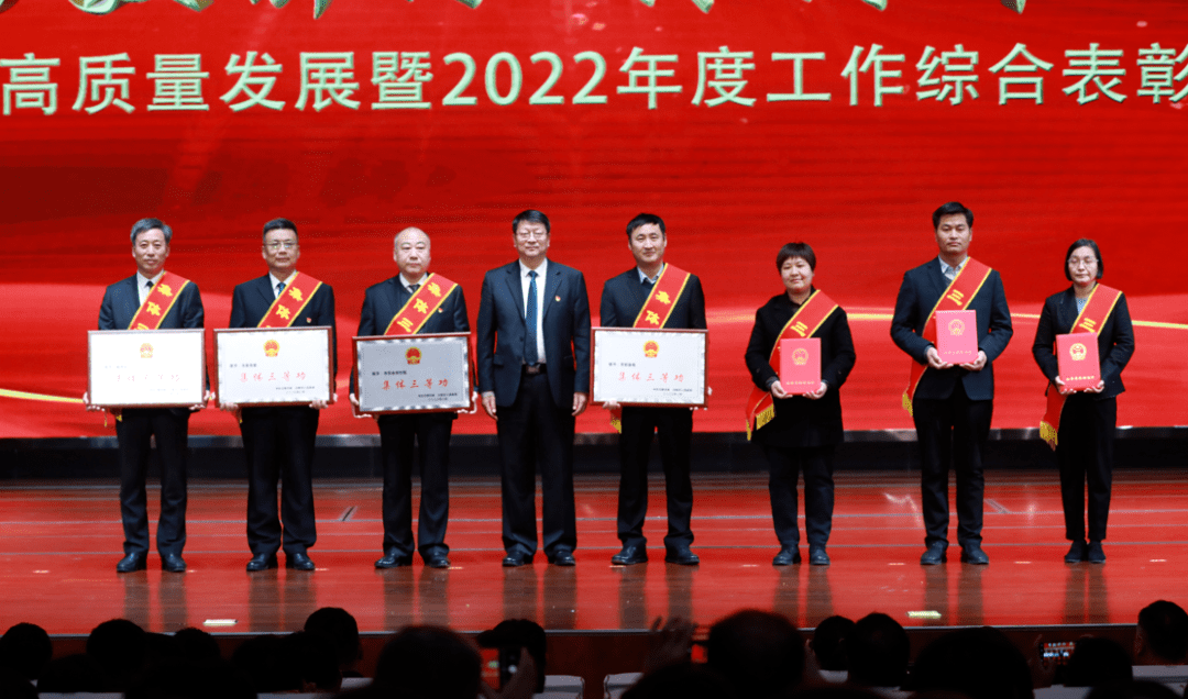 62新乡市政府副市长,卫辉市委书记崔红建与3个特殊贡献单位代表合影