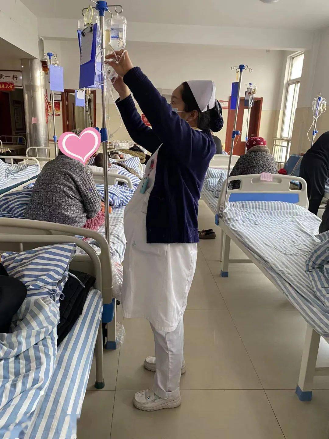 沈丘最美护士,挺着"孕肚"坚守岗位服务患者