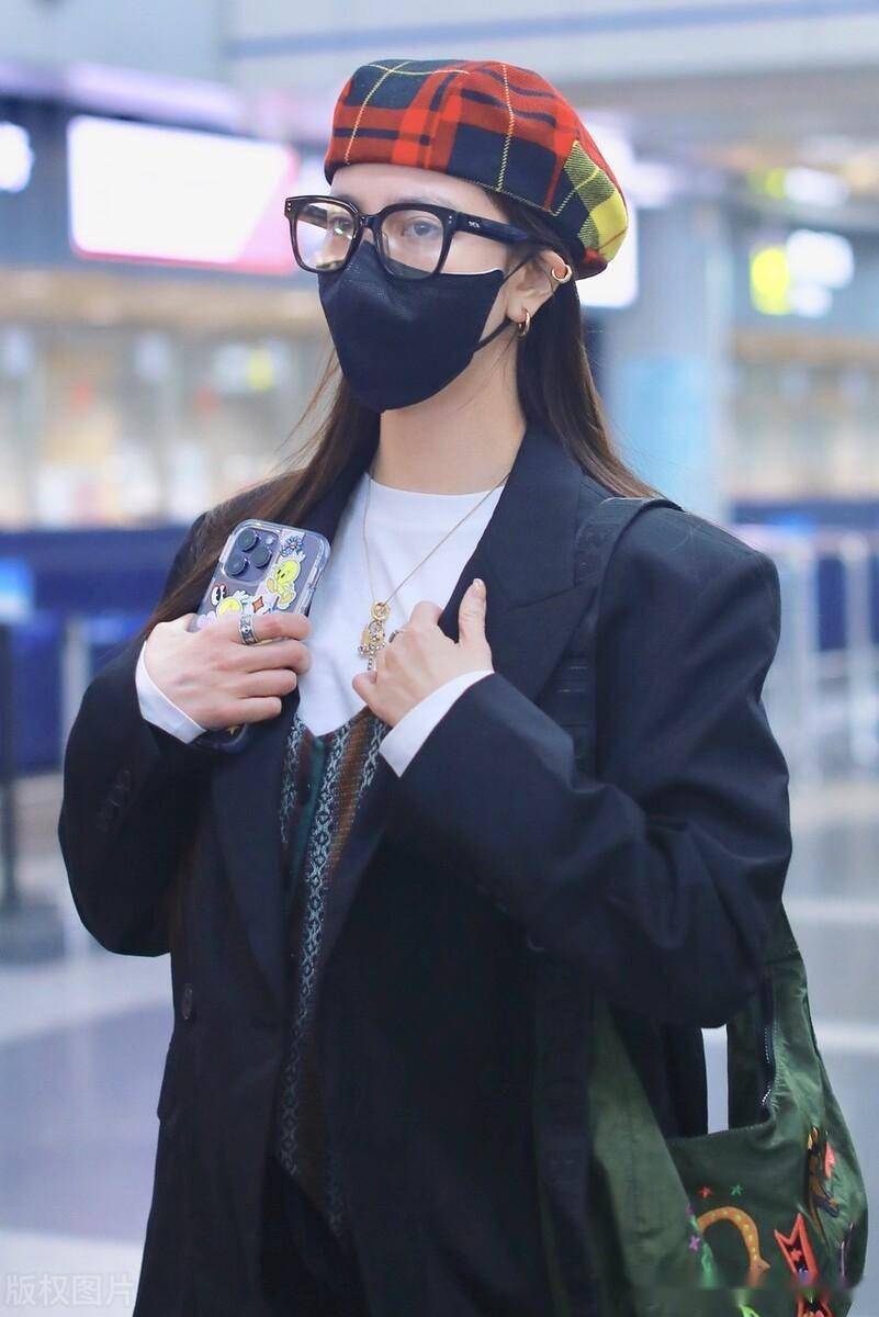 宋妍霏现身北京机场 佩戴黑色眼镜文艺范十足